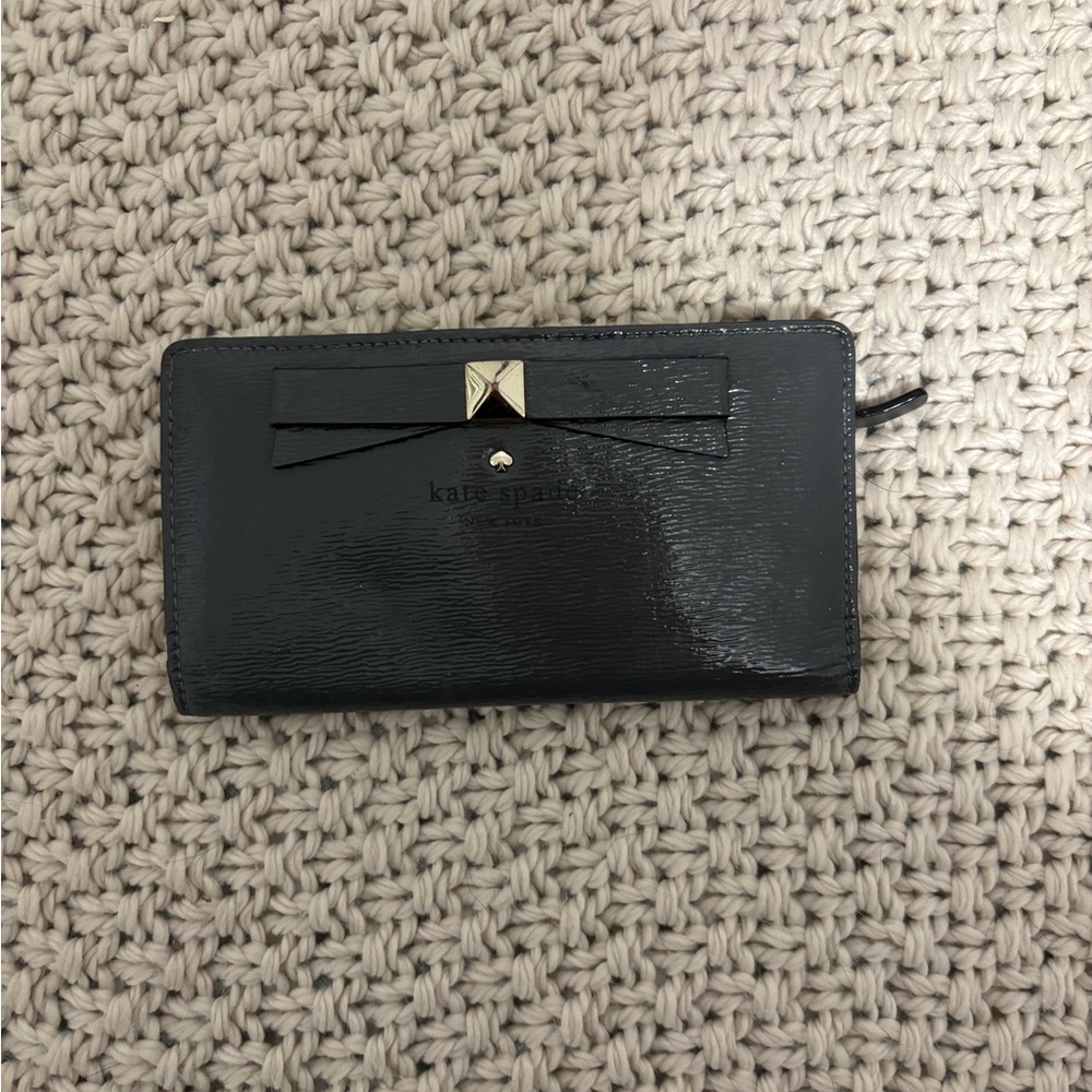 Kate Spade Grey Patent Bow Zip Wallet